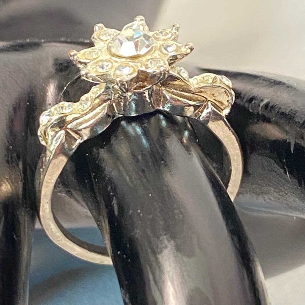 💎Silver Tone Ring With Clear Rhinestones Forming A Flower